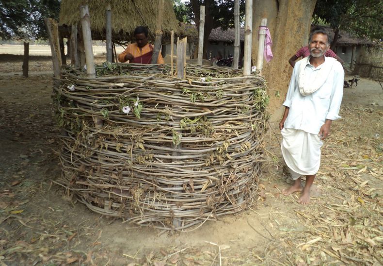 Round compost to convert vegetative waste into manure